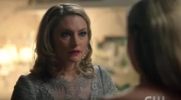 La robe de soirée de Alice Co­oper (Mäd­chen Amick) dans Ri­ver­dale S01E11