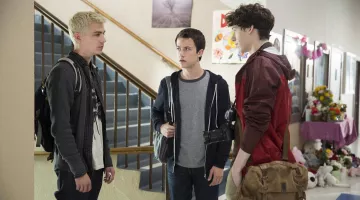 The T-shit grey Clay Jensen (Dylan Minnette) in 13 Reasons Why