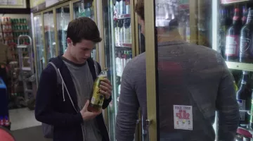 The T-shit grey Clay Jensen (Dylan Minnette) in 13 Reasons Why