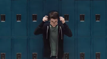 The T-shit grey Clay Jensen (Dylan Minnette) in 13 Reasons Why