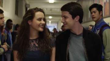 The T-shit grey Clay Jensen (Dylan Minnette) in 13 Reasons Why