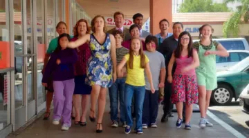 la robe à fleurs de Rebecca Bunch (Rachel Bloom) dans Crazy ex-girlfriend