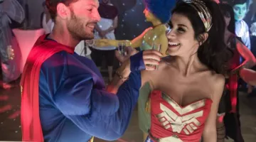 Le costume de Wonder woman de Juliette (Reem Kherici) dans Jour J