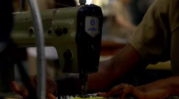 The sewing machine Mitsubishi in Orange is the new black S04E03