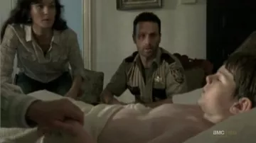 Insignia del Sheriff de Rick Grims (Andrew Lincoln) y Estrella en The Walking Dead (S02E03)