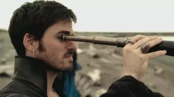 the earring of Killian Captain hook (Colin O'donoghue) on Once upon a time