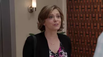 le collier de Re­becca Bunch (Ra­chel Bloom) dans Crazy Ex-Girl­friend