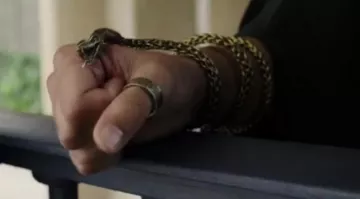El brazalete en forma de serpiente de Ellaria Sand (Indira Varma) en Juego de Tronos S05E02