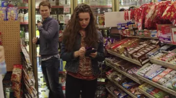 Le top à fleurs Lucky Brand de Hannah Baker (Katherine Langford) dans 13 Reasons Why S01E03