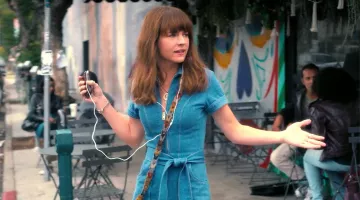 Traje de mezclilla de los años 70 de Sophia Amoruso (Britt Robertson) en Girlboss