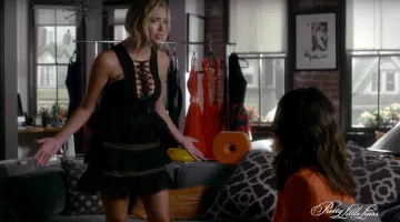 Hanna Marin (Ashley Benson) Auto-Portrait de robe dans Pretty Little Liars