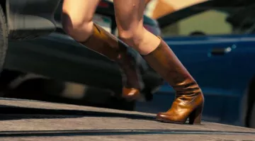 Las botas de Sophia Marlowe (Britt Robertson) en Girlboss