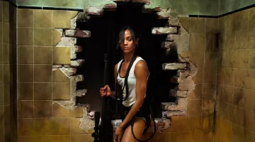 Le débardeur blanc de Cataleya Restrepo (Zoë Saldaña) dans Colombiana