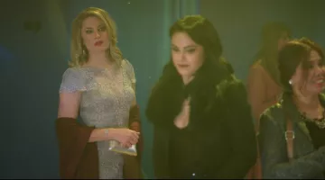 la robe portée par Alice Cooper (Mädchen Amick)  dans Riverdale Saison 1 Episode 11