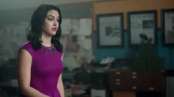 La robe violette portée par Véronica Lodge (Camila Mendes) dans Riverdale Saison 1 Episode 11