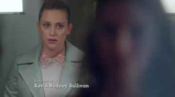 el abrigo usado por Betty Cooper (Lili Reinhart) en Riverdale Temporada 1 Episodio 12