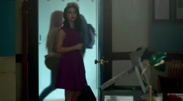 La robe violette Ted Baker portée par Veronica Lodge (Camila Mendes) dans Riverdale Saison 1 Episode 11