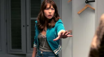 le crop top de Sophia Marlowe (Britt Robertson) dans Girlboss