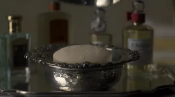 The eau de toilette penhaligon's Blenheim the Duke of Windsor (Alex Jennings) in The Crown S01E05