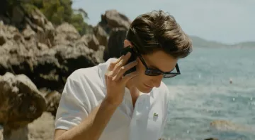 El polo blanco Lacoste de Mathieu Vasseur (Pierre Niney) en Un Homme Idéal