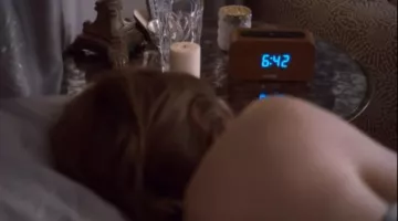 The alarm clock in wood of Nora Durst (Carrie Coon) in " The Leftovers S01E09