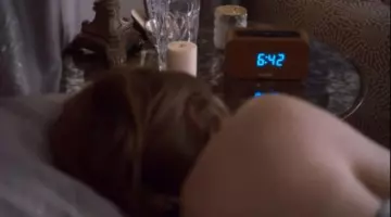 The alarm clock in wood of Nora Durst (Carrie Coon) in " The Leftovers S01E09