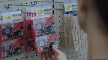 Les cassettes audio Maxell de Hannah Baker (Katherine Langford) dans 13 Reasons Why