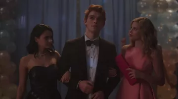 La robe de bal rose Halston Heritage de Betty Cooper (Lili Reinhart) dans Riverdale S01E01