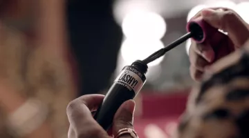 The mascara Covergirl So Lashy! Blast Pro Josie McCoy (Ashleigh Murray) in Riverdale S01E06