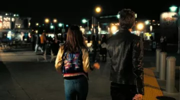 Bombardero japonés azul y amarillo estampado japonés de Sophia Marlowe (Britt Robertson) en Girlboss S01E03