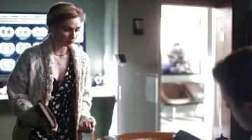 Le cardigan blan de Scarlett O'Connor (Clare Bowen) dans Nashville