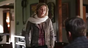 The striped dress of Scarlett O'connor (Clare Bowen) in Nashville