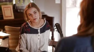 Blusa de Maddie Conrad (Lennon Stella) en Nashville