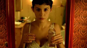 El perfume Eau de Plaisir de Rancé de Amélie Poulain (Audrey Tautou) en Le fabuleux destin d'Amélie Poulain