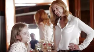 La chemise en soie blanche de Rayna Jaymes (Connie Britton) dans Nashville