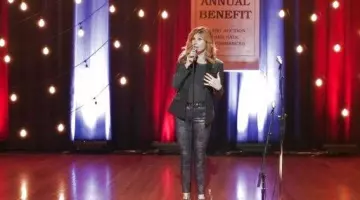 Le blazer gris de Rayna Jaymes (Connie Britton) dans Nashville