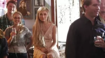 The dress of Scarlett O'connor (Clare Bowen) in Nashville