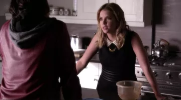 La robe col perle d'Hanna Marin (Ashley Benson) dans Pretty little liars