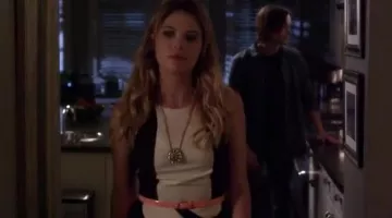 la ceinture d'­Hanna Ma­rin (Ash­ley Ben­son) dans Pretty lit­tle liars