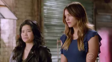 le haut bleu de Paige Di­neen en bleu (Ka­tha­rine Mc­Phee) dans Scor­pion