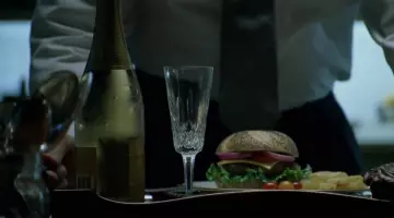 La bouteille de Louis Roederer Cristal 1996 de Nicholas Van Orton (Michael Douglas) dans The Game