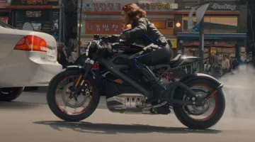 The motorcycle Harley-Davidson LiveWire of Black Widow (Scarlett Johansson) in Avengers : age of Ultron