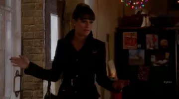 le manteau trench coat col ceinture de Ra­chel Berry (Lea Mi­chele) dans Glee