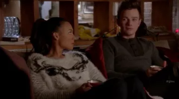 El suéter de patrón animal Cerf Guess de Santana López (Naya Rivera) en Glee (S05E08)