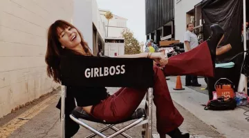Corte de bota rojo o burdeos de Sophia (Britt Robertson) en Girlboss S01E01