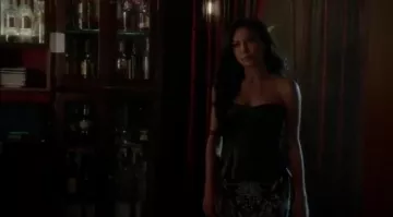 El falso bustier de cuero BCBGMAXAZRIA de Santana López (Naya Rivera) en Glee (S05E10)