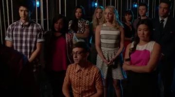 Vestido blanco de quinn Fabray (Dianna Agron) con rayas grises en Glee