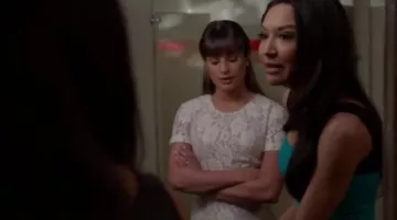 la camiseta de encaje blanco de Rachel Berry (Lea Michele) en Glee