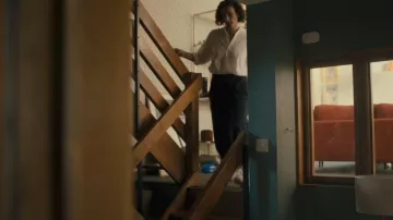 Pantalon plissé en coton à jambe de baril porté par Fiona (Indira Varma) tel que vu dans Coldwater (S01E01)
