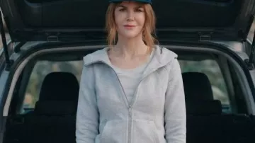 Big Little Lies S02 Nicole Kidman Sweat à capuche gris porté par Celeste Wright (Nicole Kidman) tel que vu dans Big Little Lies (S02)
